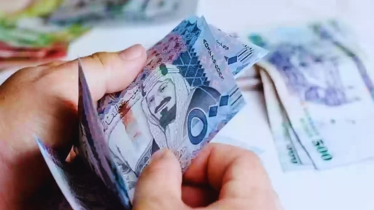 السعودية تقر ضوابط جديدة للاستقطاع من الرواتب